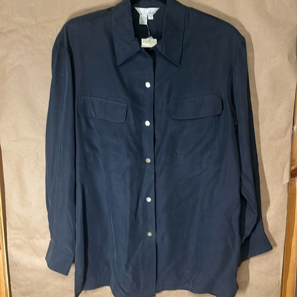 Anne Carson new with tags 100% silk women’s size M button down shirt